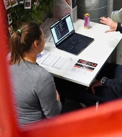 How much does a private trainer cost in Montreal? 5 Private trainer desmonstrating the importance of training with a private trainer