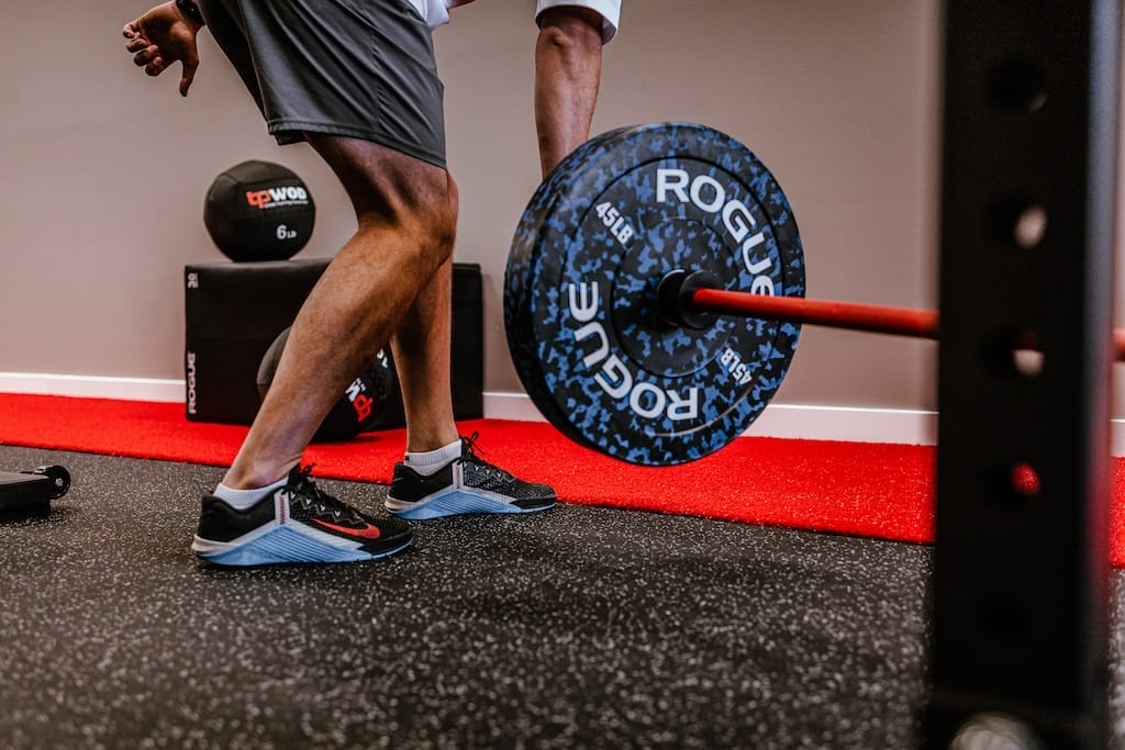 Studio Fit U, Personal trainer doing a landmine deadlift